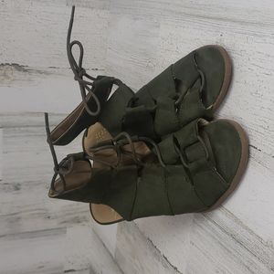 Reaction Kenneth Cole army green lace up open toe gladiator heel Size 8.5